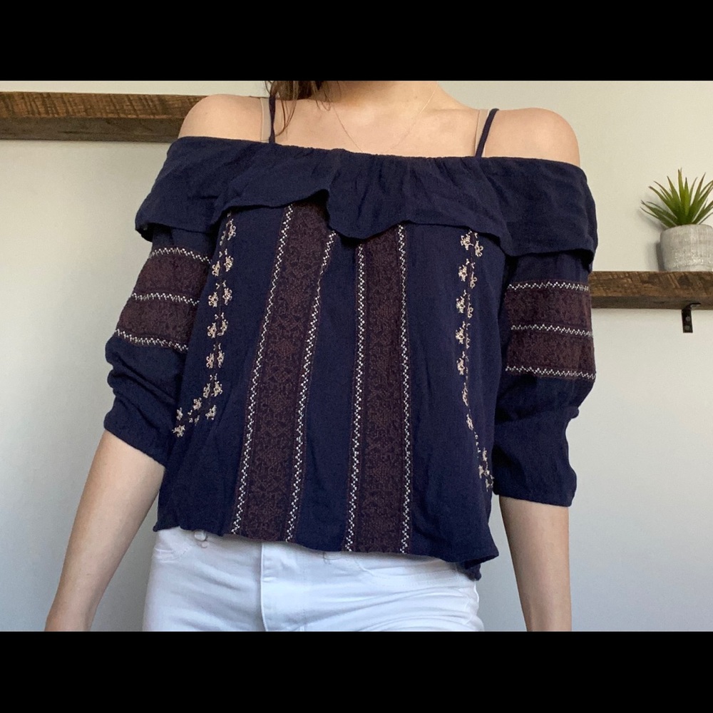 American Eagles off the shoulder navy shirt!😍